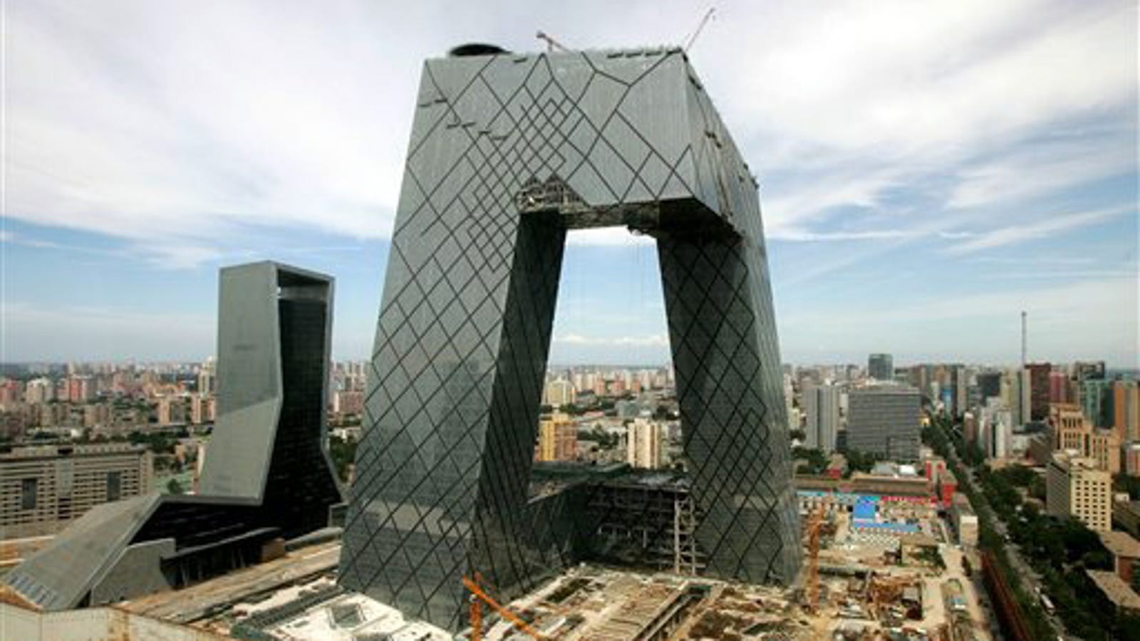 Bizarre Loop Building Nears Completion