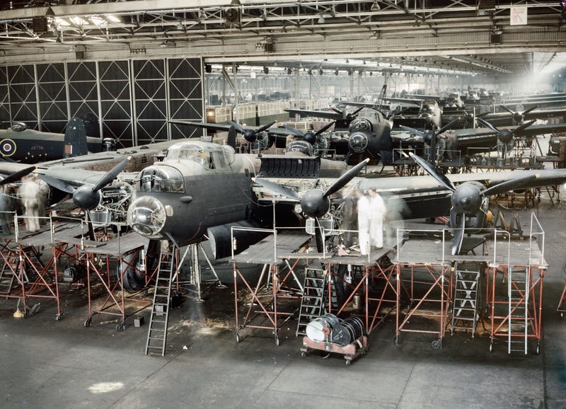 Pembom Lancaster yang hampir selesai di pabrik perakitan Avro di Woodford dekat Manchester, 1943.