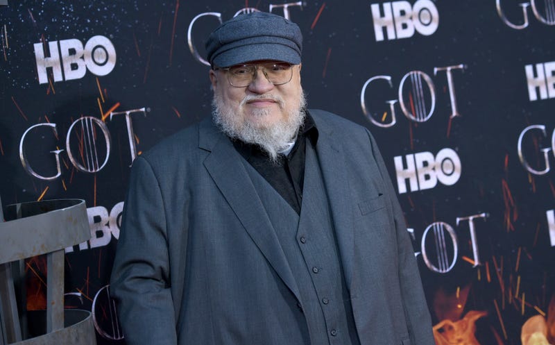 George R.R. Martin posiblemente pensando “¡por fin!” durante el estreno de la última temporada de Juego de Tronos.