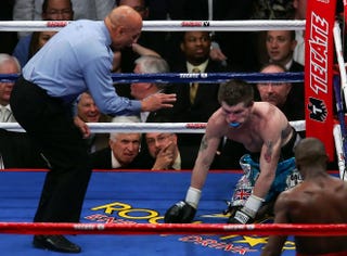 Illustration for article titled Mayweather Disposes of Hatton In 10