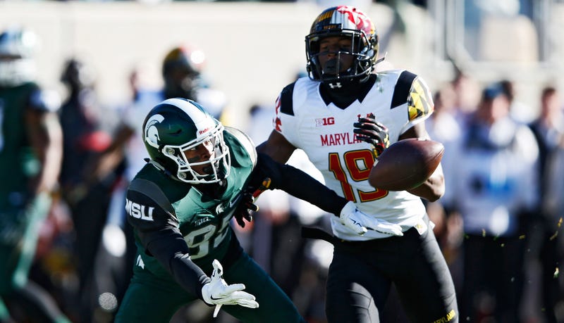 Illustration for article titled Michigan State Wide Receiver Makes Wild One-Handed Catch Around A Defender