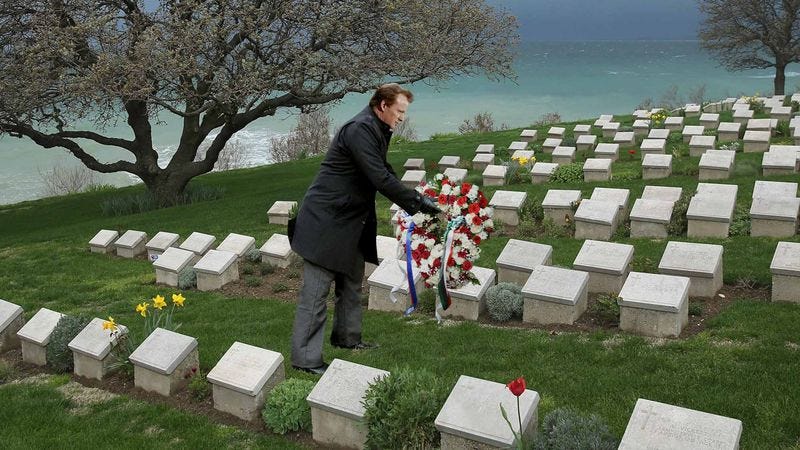 Illustration for article titled Roger Goodell Lays Wreath At National Football League Cemetery In Super Bowl Tradition