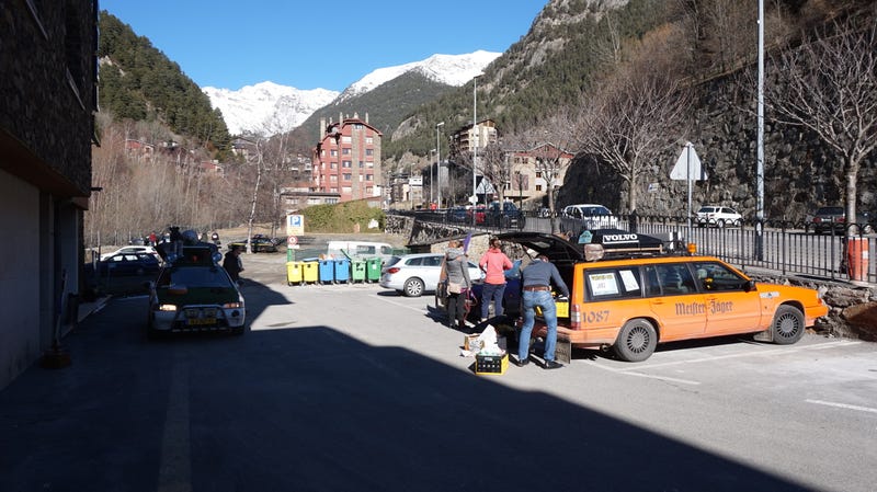 Andorra (Erts), hotel parking lot. Carbagerunners packing their chariots for the ride back home. 12:13