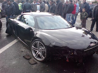 Illustration for article titled Audi R8 Crashes In Portugal, Old Luxury Takes Vengeance