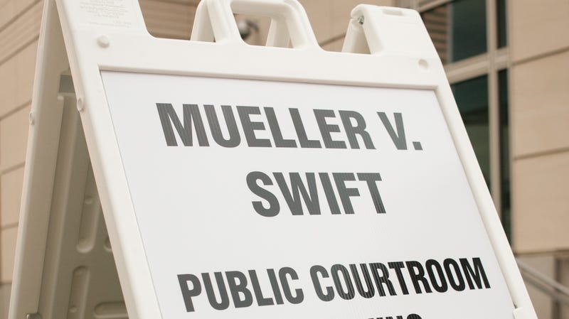 Illustration for article titled DJ Who Groped Taylor Swift Claims She 'Ruined' His Life, Says He Was 'Always the Gentleman'
