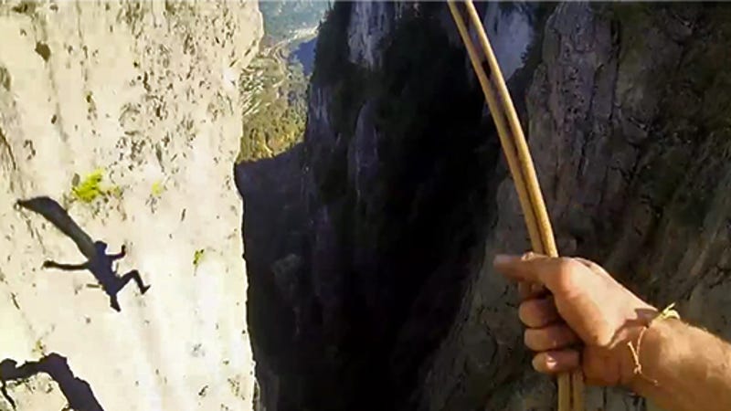 Insane Slackliner Crosses 660 Meter Gorge Without Safety