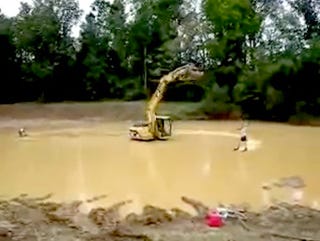 Illustration for article titled Redneck Waterskiing With a Caterpillar Excavator