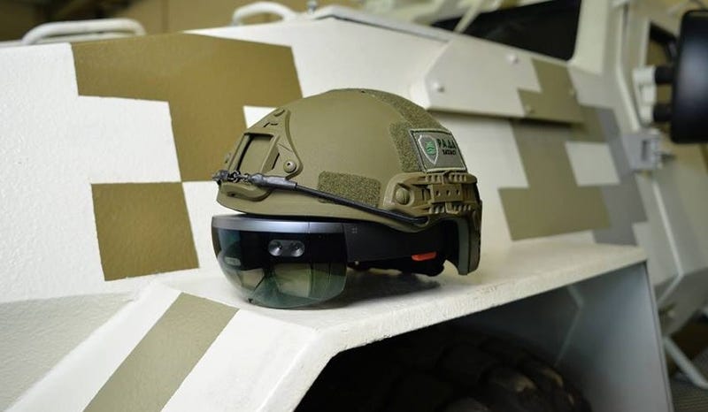 Illustration for article titled El ejército de Ucrania prueba gafas HoloLens para ver a través de los tanques