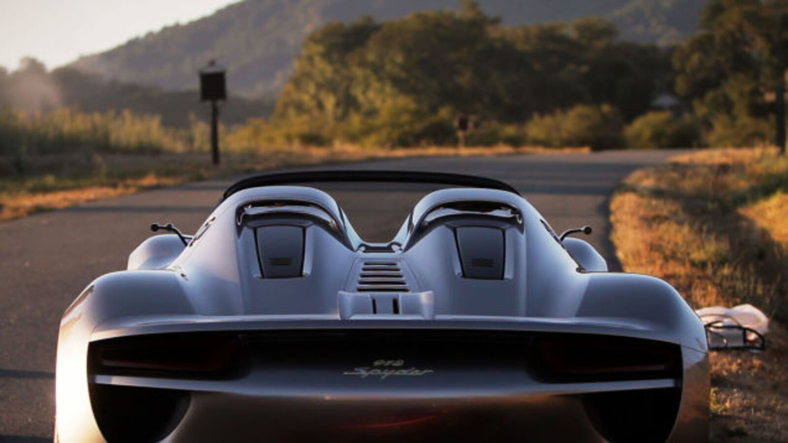 Your ridiculously cool Porsche 918 wallpaper is here