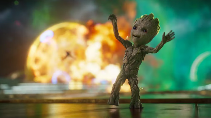 Trädet Groot dansar med explosion i bakgrunden