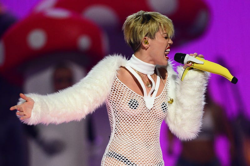 Illustration for article titled Miley Cyrus Compares Sinead O'Connor to Amanda Bynes
