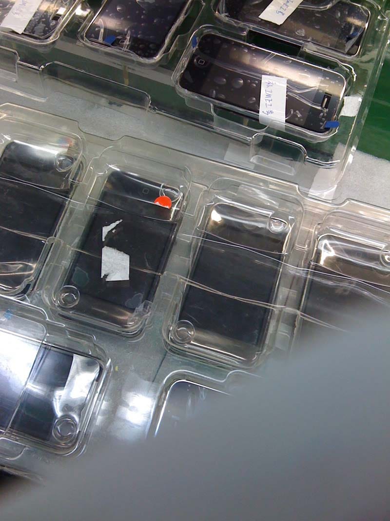 Illustration for article titled Worker Accidentally Takes Pictures of iPhone Factory (On iPhone)