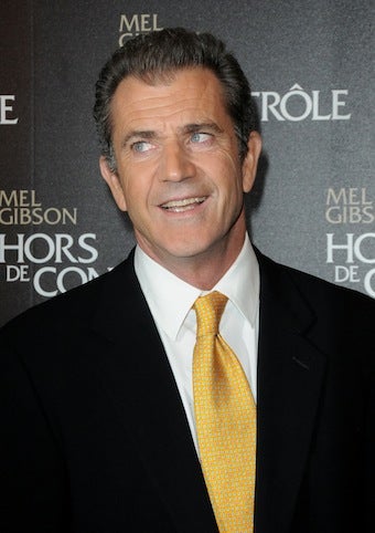 Illustration for article titled Mel Gibson Confronts Paparazzo While Wearing Glasses, Fake Mustache