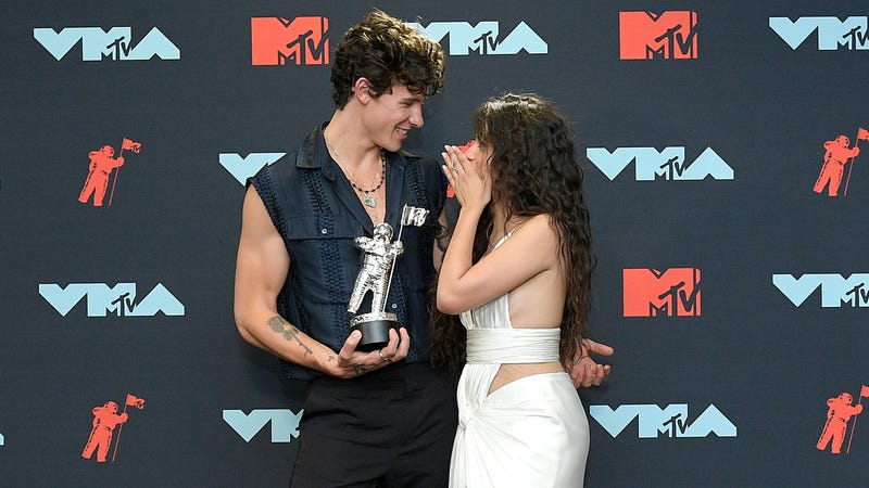 Illustration for article titled Now They’re Not Kissing, to Prove That They Kiss