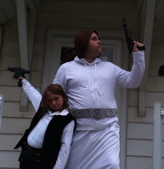 Illustration for article titled Dad Plays Leia To His Daughter's Han Solo