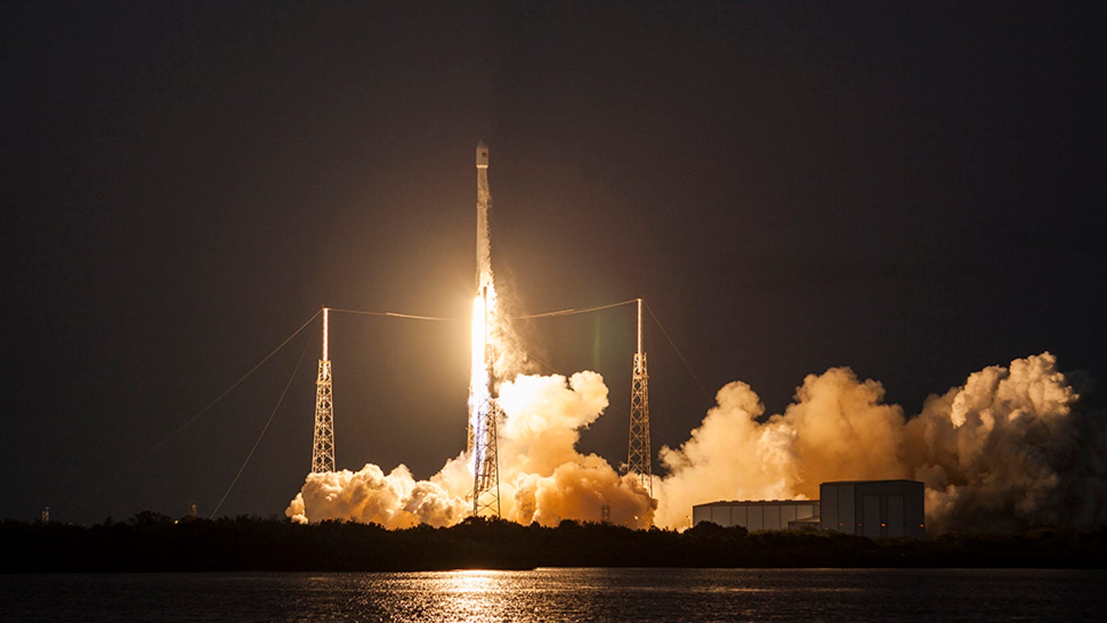 Watch Today's Historic SpaceX Rocket Launch and First-Stage Landing [Updated]1600 x 900