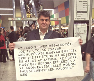 Illustration for article titled Hagyó Comic Sans Miklós is megünnepelte a négyes metrót