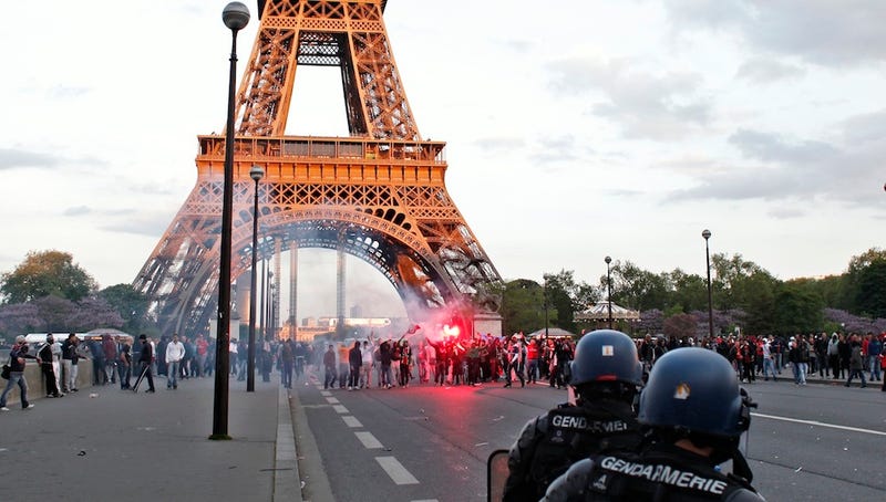 Illustration for article titled PSG's Championship Parade Ended In Riots