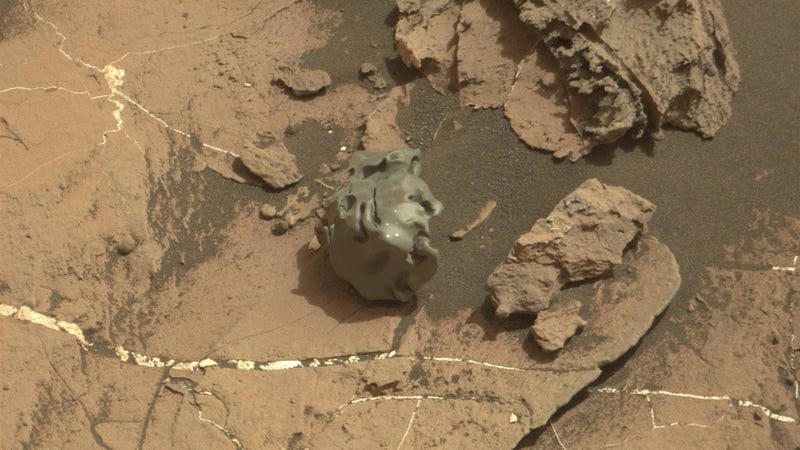 Los puntos blancos son marcas del láser de Curiosity. Imagen: NASA/JPL-Caltech/LANL/ASU