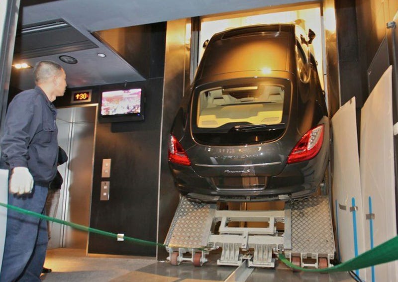 Illustration for article titled Porsche Panamera Takes Elevator To 94th Floor