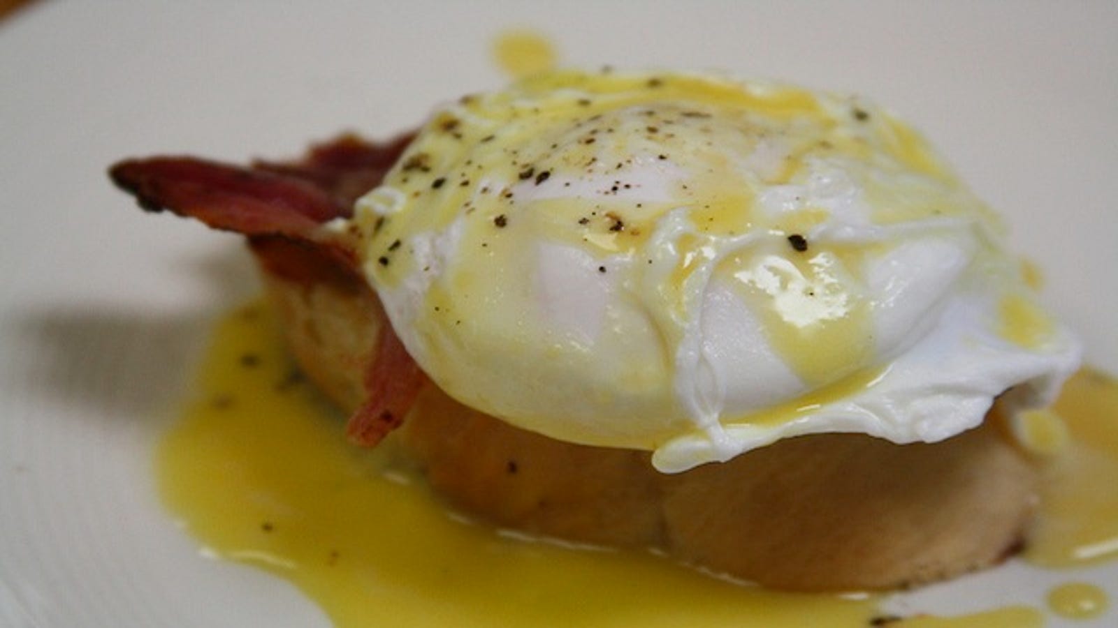 Use An Aluminum Can For Perfectly Poached Eggs Every Time 