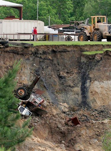 Illustration for article titled Earth Angry, Sends Sarlaccs to Eat Humanity in Giant Texas Sinkhole
