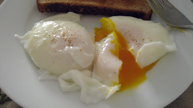 how to poach an egg without a poacher