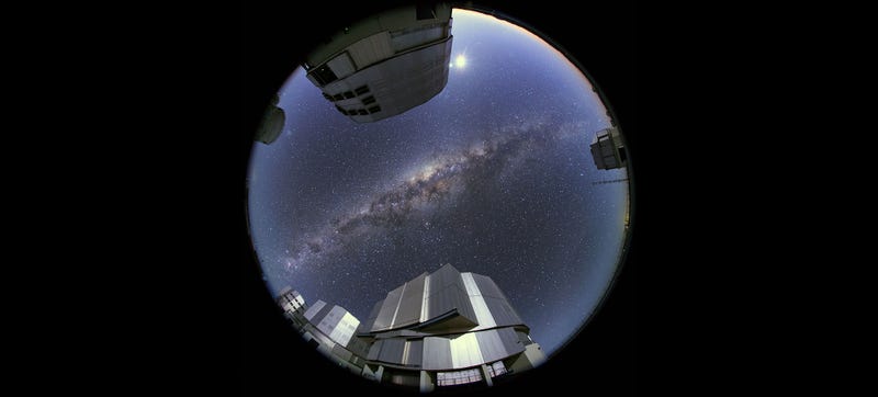 Illustration for article titled A Stunning Picture of the Very Large Telescope (Oh, and the Milky Way)