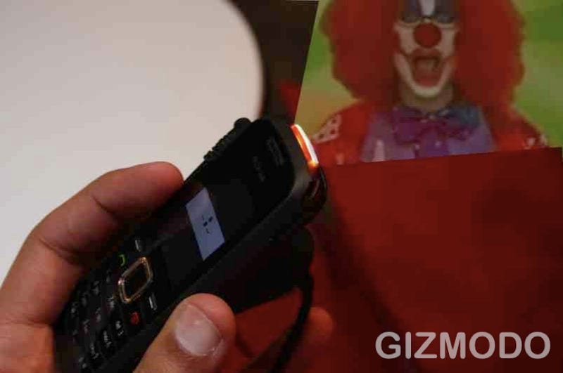 Illustration for article titled Nokia 1661 has AMAZING LED FLASHLIGHT Built InTo Top of Phone