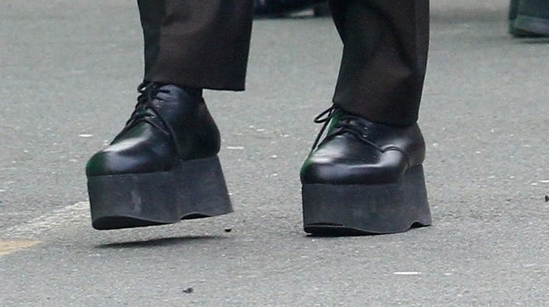 Illustration for article titled Is This Shoe OK? Robert De Niro’s Platform Oxfords on the Set of The Irishman