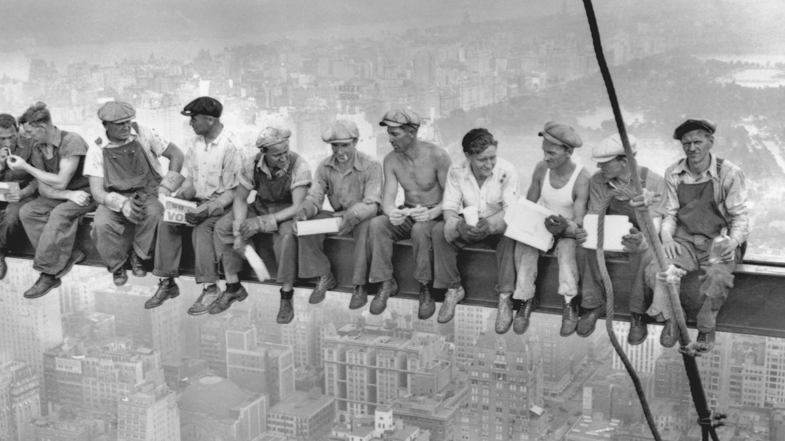 Cómo se capturó la escalofriante foto de los 11 trabajadores colgando a 240 metros de altura, la instantánea que desafió a la muerte