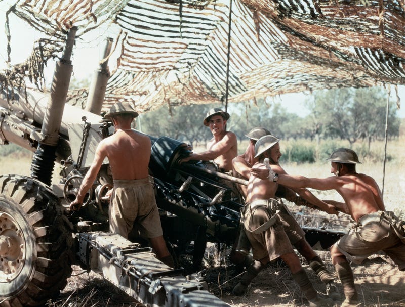 Seorang kru senjata berukuran 5,5 inci dari Medium Regiment ke-75 (Shropshire Yeomanry), Artileri Kerajaan, beraksi di Italia, September 1943.