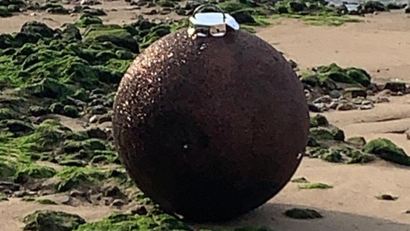 Illustration for article titled Police Investigate Bomb Scare, Find &#39;Giant Glittery&#39; Christmas Ornament Instead