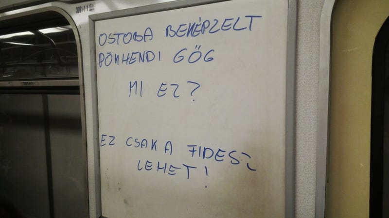 Illustration for article titled A Kék Metró Politológusa ilyenkor sem pihen