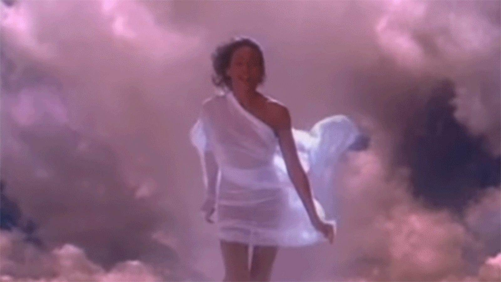 Бегу по ветру песня. Девушка в облаках. Девушка Танцующая в небесах. Женщина Танцующая на облаках. Летать в облаках.