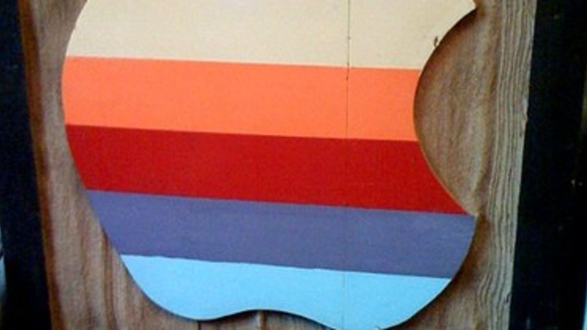 Illustration for article titled Man's Spare Room Filled With Almost Every Apple Model Ever Made