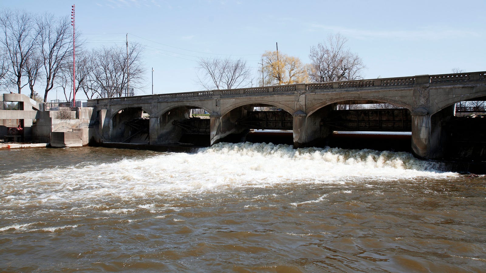 Flint Water Crisis Worsens, City Spills 2 Million Gallons of Sewage Into Flint River - The Root
