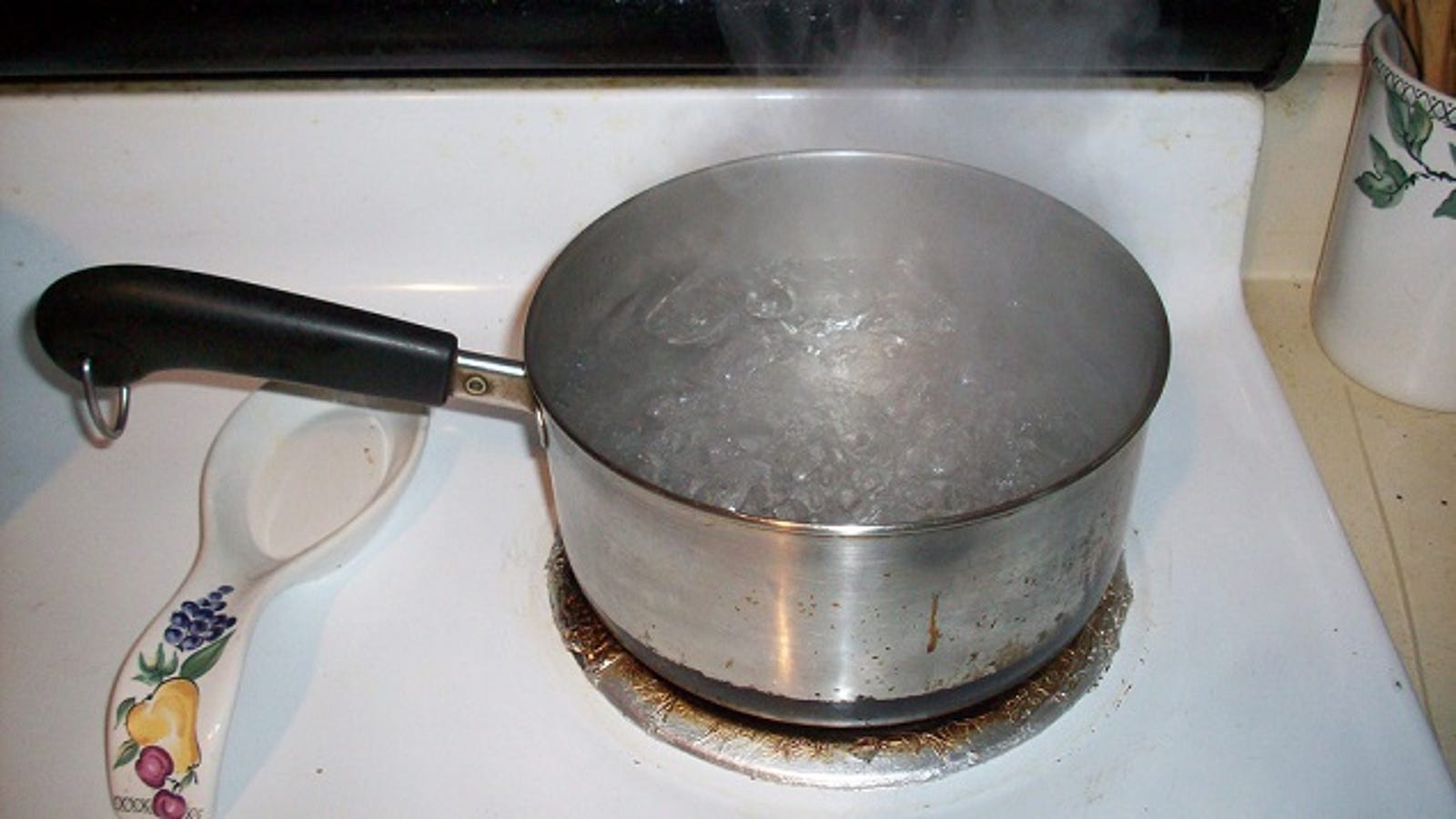 Use The Bottom Of A Hot Pot To Iron Your Clothes
