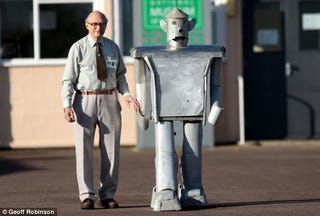 Illustration for article titled Robot Built From WWII Bomber Still Works After 45 Years