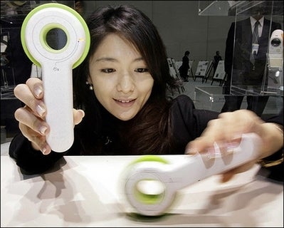 Illustration for article titled Sony Twirl N' Take Camera Shoots One Picture Per 15 Seconds of Jiggling