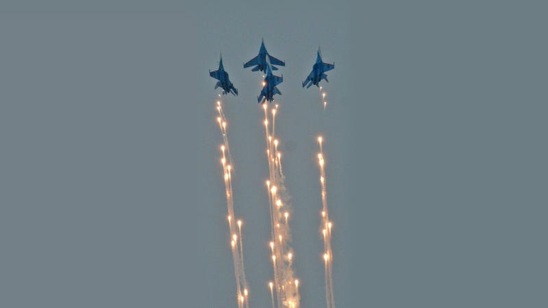 Illustration for article titled Beautiful Image of Russians Fighters Piercing the Sky