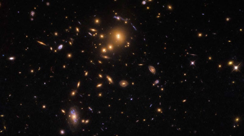 Gravitational lenses in the galaxy cluster SDSS J0915 + 3826