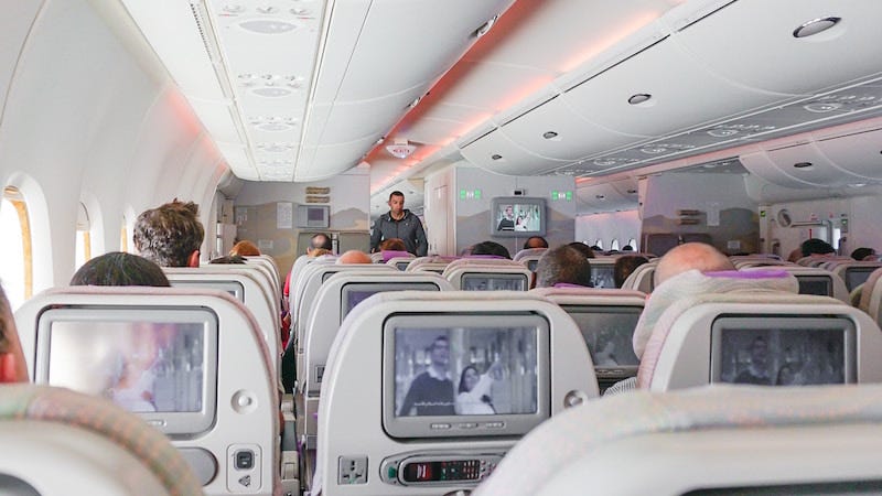 Según un estudio citado por KLM, las personas que se sientan en medio del avión tienen una tasa de mortalidad más alta cuando vuelan.
