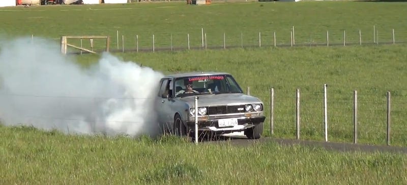 Illustration for article titled Please Enjoy This Relaxed And Huge Datsun Bluebird Burnout