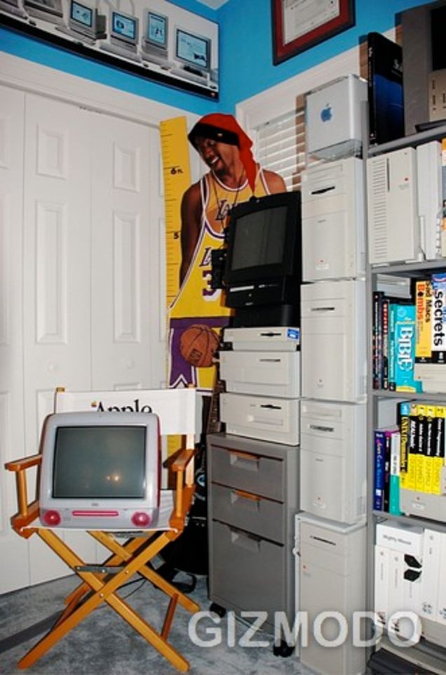 Illustration for article titled Man's Spare Room Filled With Almost Every Apple Model Ever Made