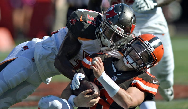 Illustration for article titled NFL Admits Helmet Hit That Baker Mayfield Complained About Should Have Been Penalized