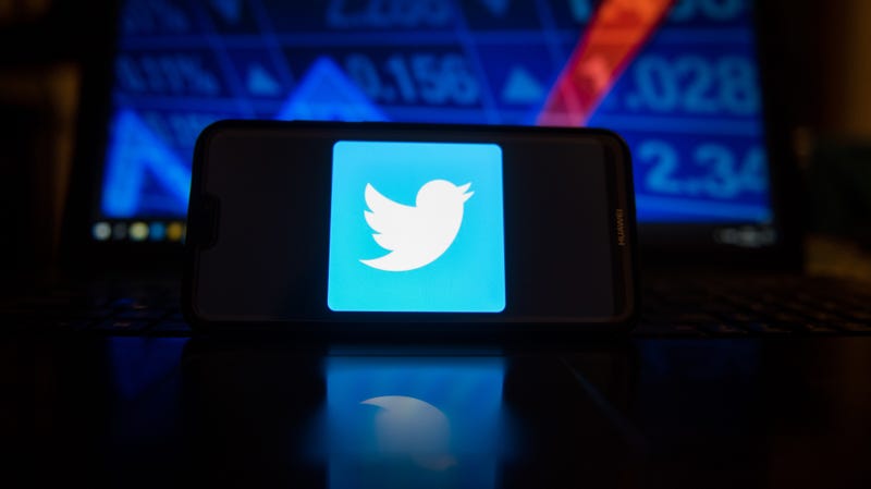Illustration for article titled Twitter refuses to ban Alex Jones, says a bunch of words while failing to justify it