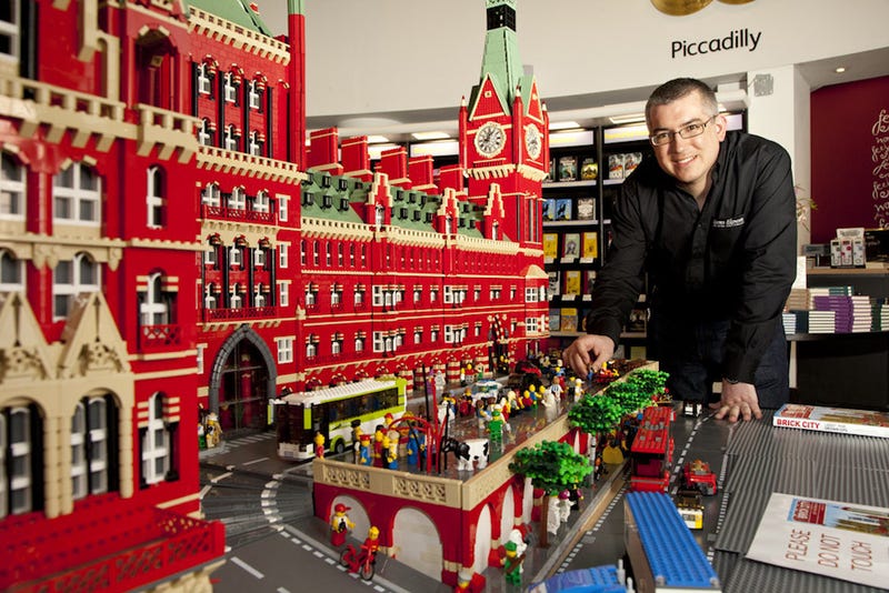 Illustration for article titled La mítica estación de trenes de St Pancras, en 120.000 piezas de Lego