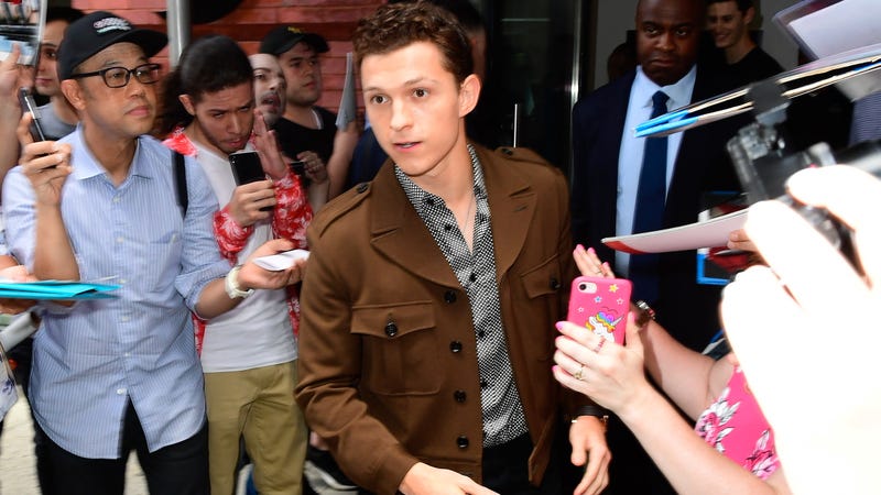 Illustration for article titled Real-life superhero Tom Holland saves distressed fan from aggressive “graphers”
