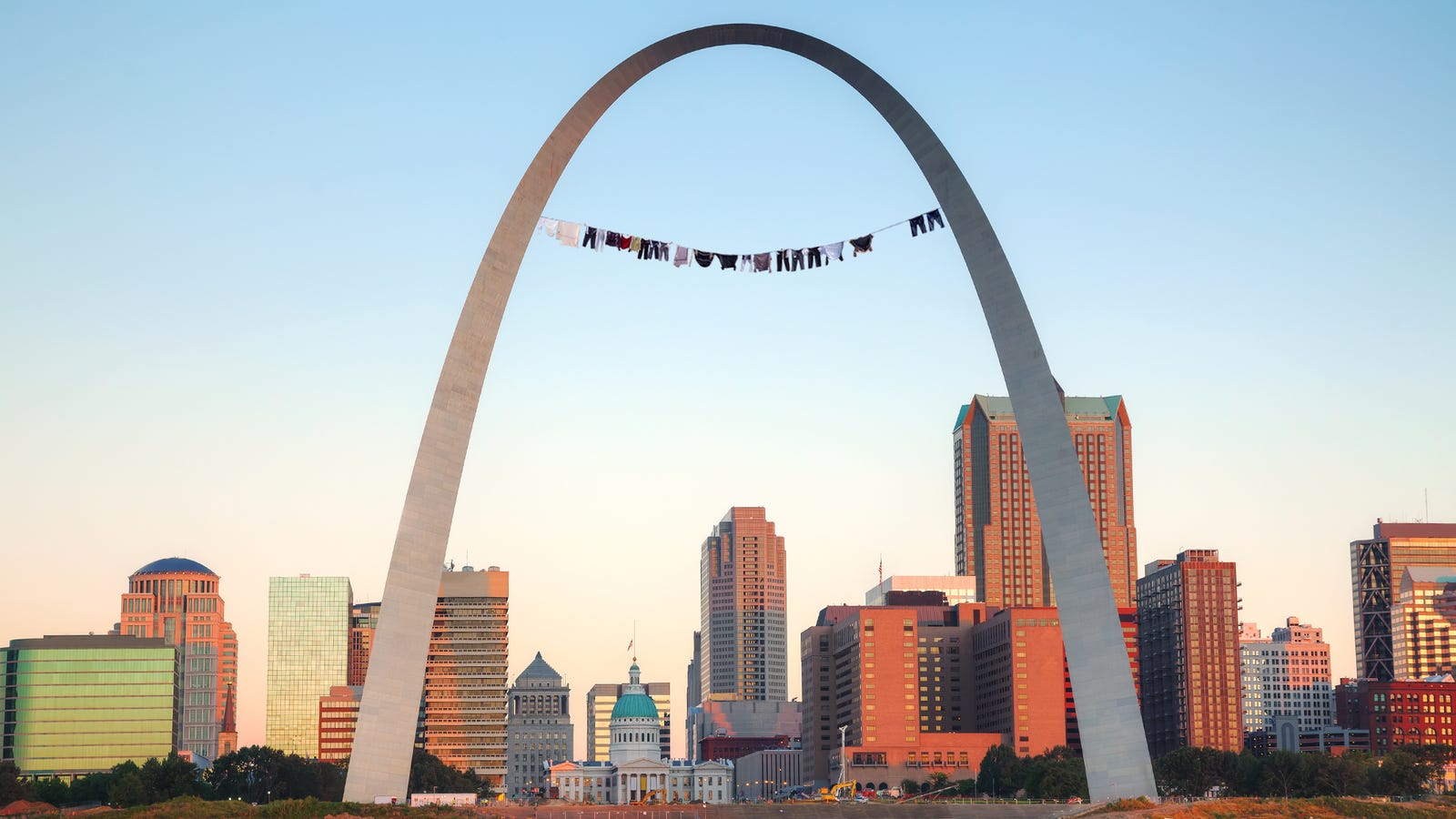 Disaster: A No-Nonsense Grandma Has Started Hanging Her Laundry Off The St. Louis Arch And ...